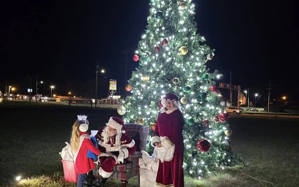 Broken Bow Christmas Tree & Train Lighting